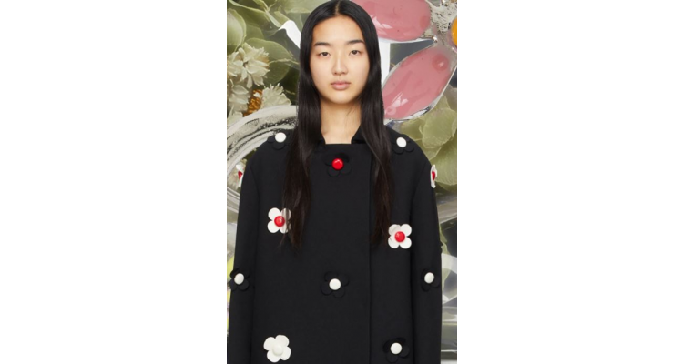 SSENSE 春季熱賣 Ami 藍色T恤$148，三宅一生托特包